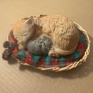Christmas Around The World 'Not A Creature Was Stirring' Ceramic Cat‎ Basket Vtg